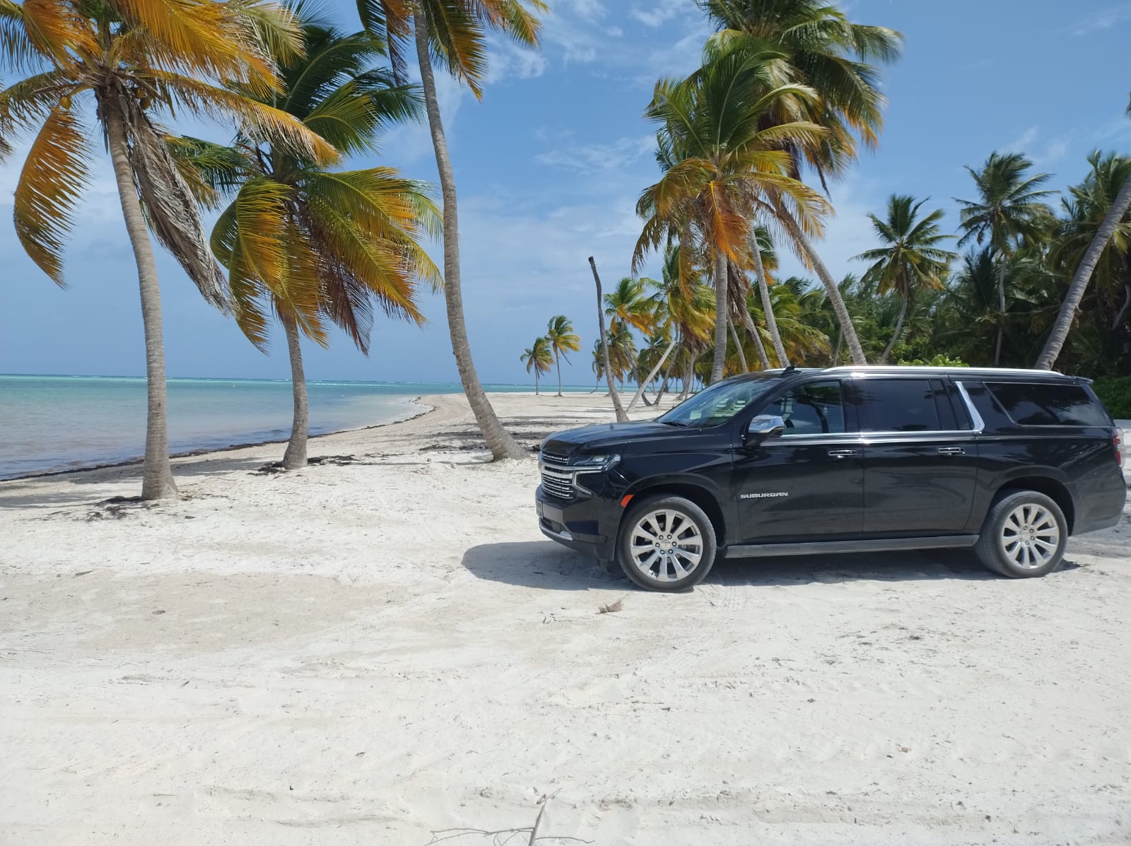 Sauberes Katalogbild des schwarzen Suburban Premier 2023, der für dekorierte Punta Cana Flughafenankünfte verwendet wird