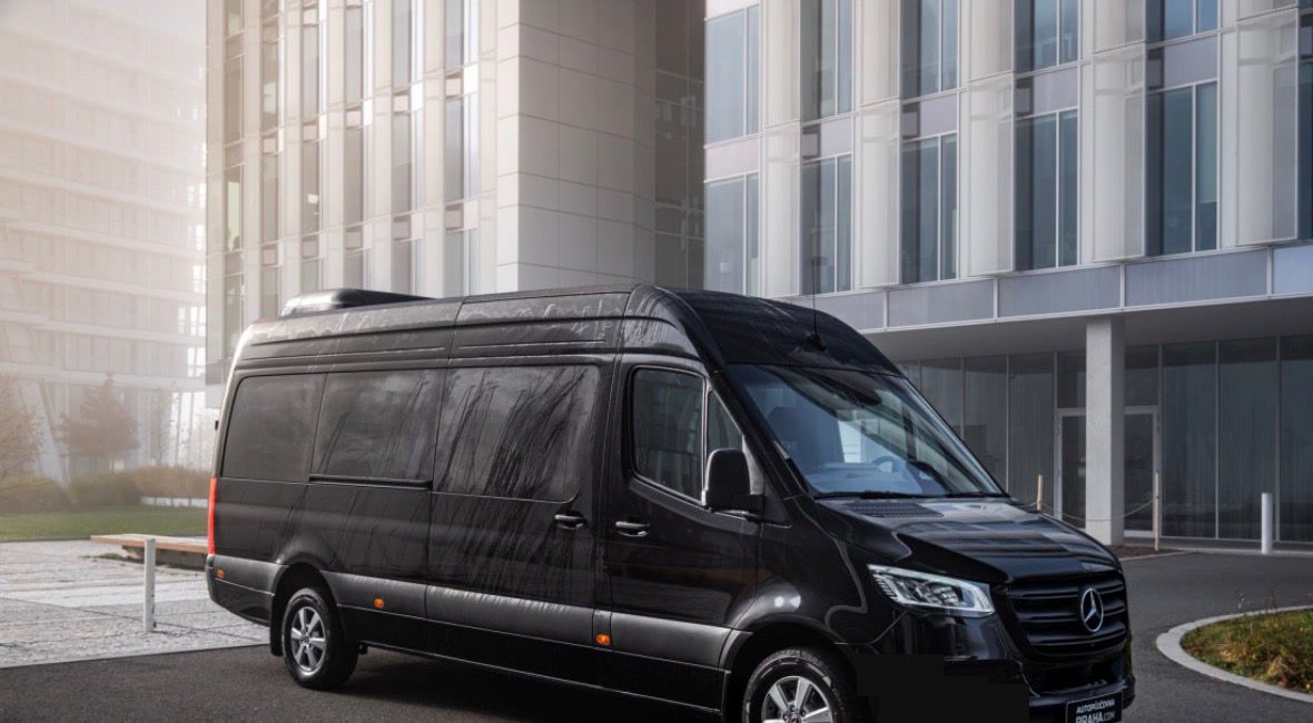 Bereinigtes Katalogbild eines schwarzen Fahrzeugs mit Sprinter Kapazität für Mr Collins Travel Gruppenanfragen