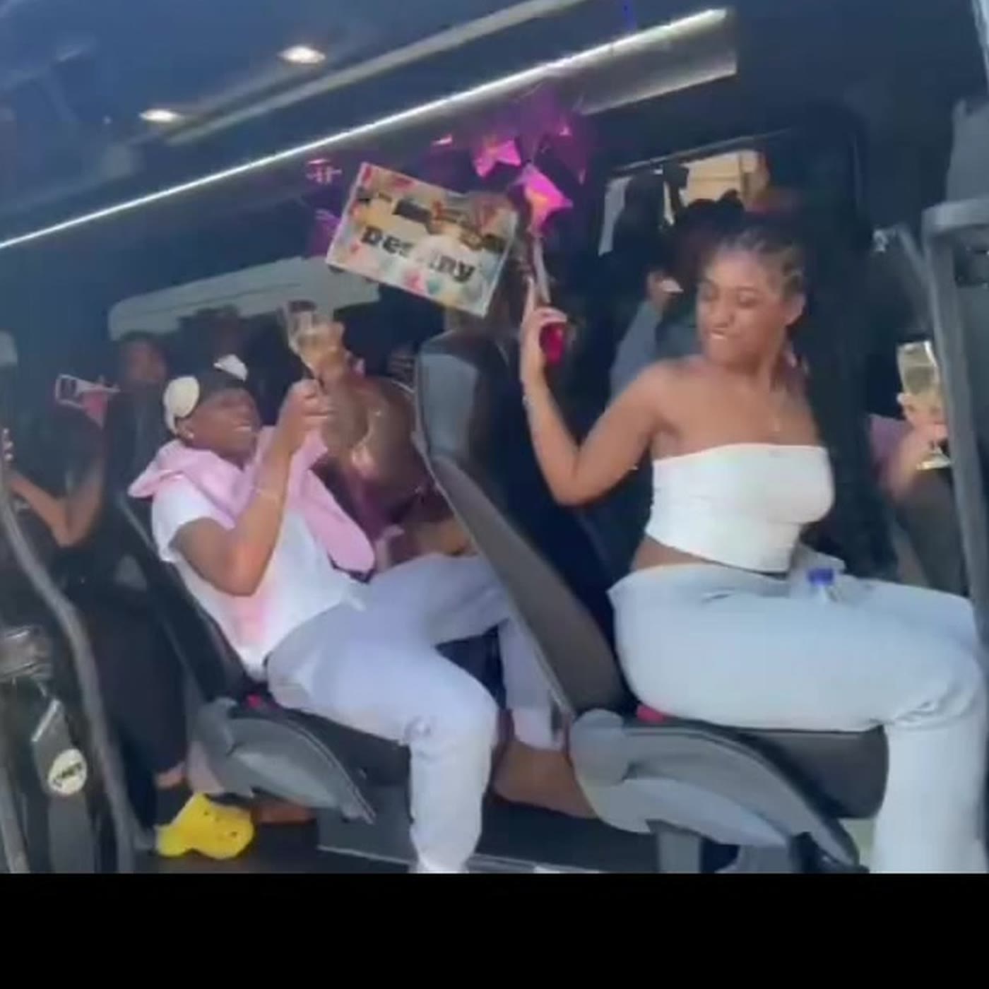 Sauberes Katalogbild des schwarzen Minivan Starex 2019 für Mr Collins Travel Gruppentransport